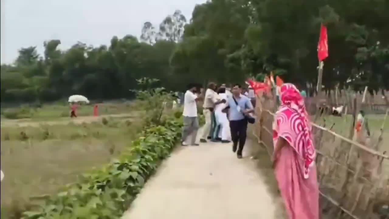 బీజేపీ అభ్యర్థిపై రాళ్ల దాడి!