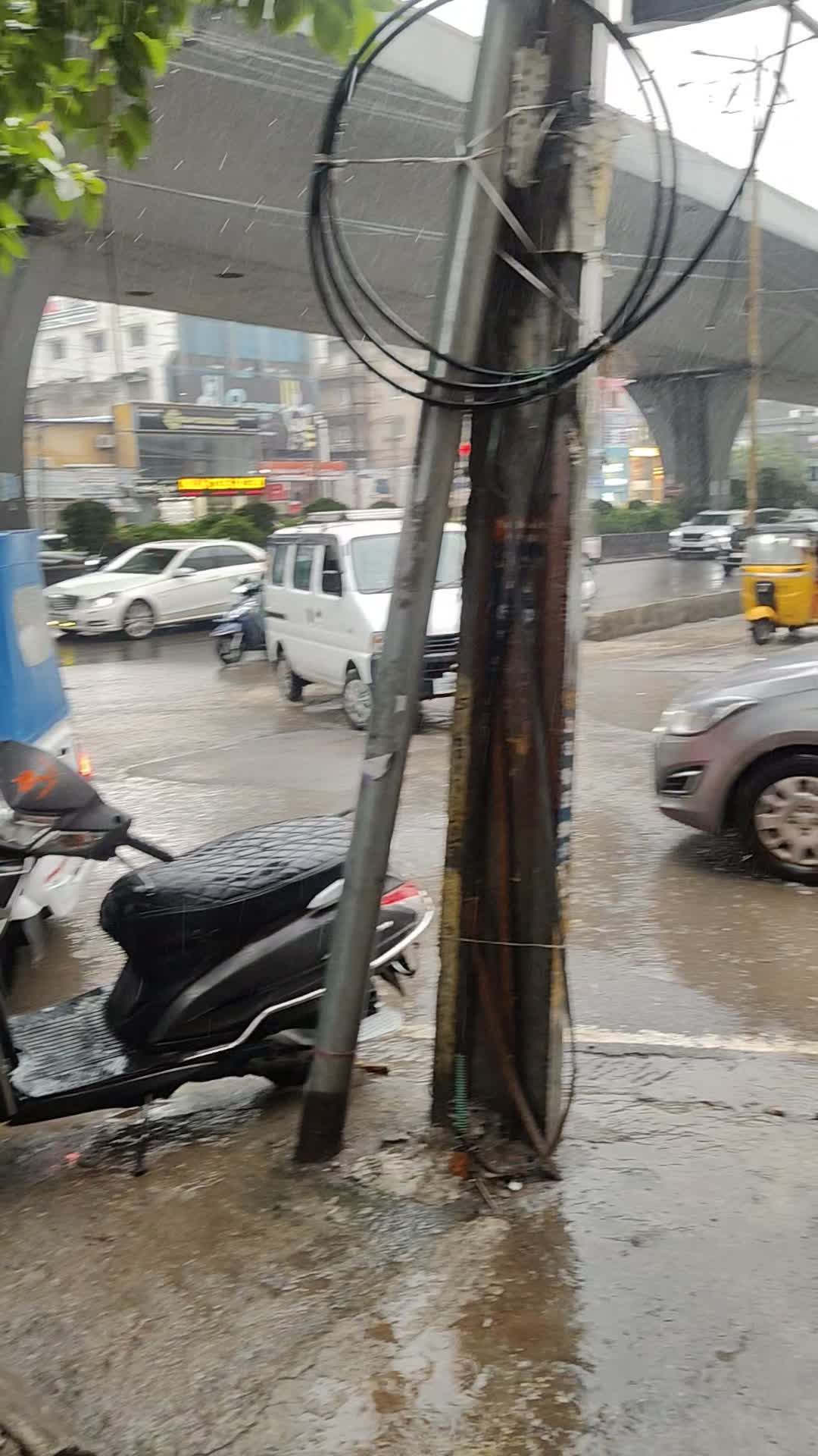 హైదరాబాద్‌లో భారీ వర్షం..రోడ్లు జలమయం!