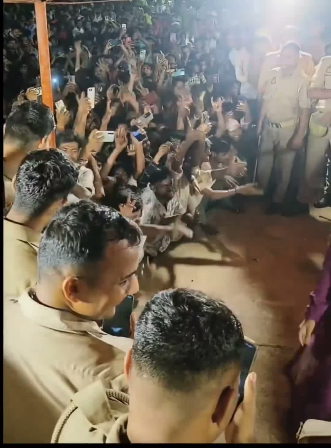 వారణాసిలో ఏంటీ డ్యాన్స్‌లు?