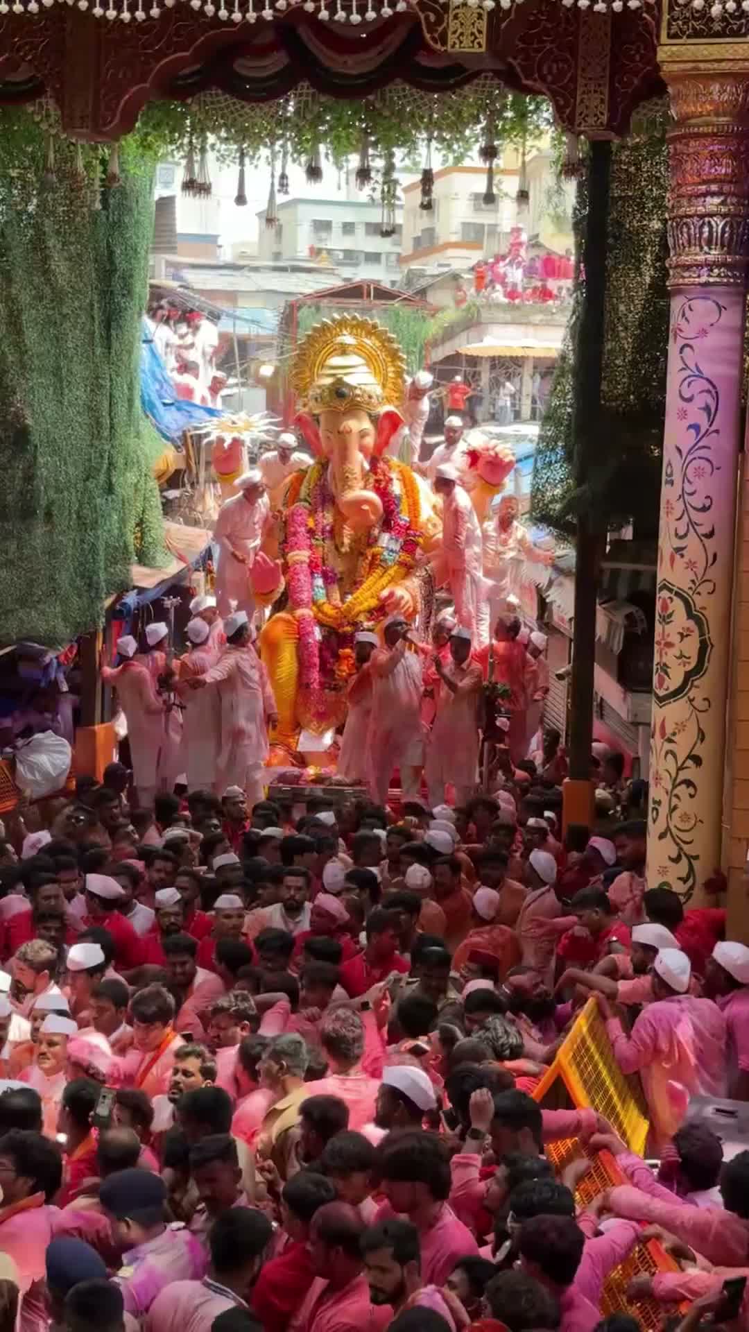 లాల్‌బాగ్ రాజా వెంట 5 లక్షల మంది భక్తులు