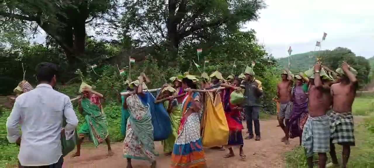 అనంతగిరిలో ఆదివాసీ గిరిజనుల పాదయాత్ర