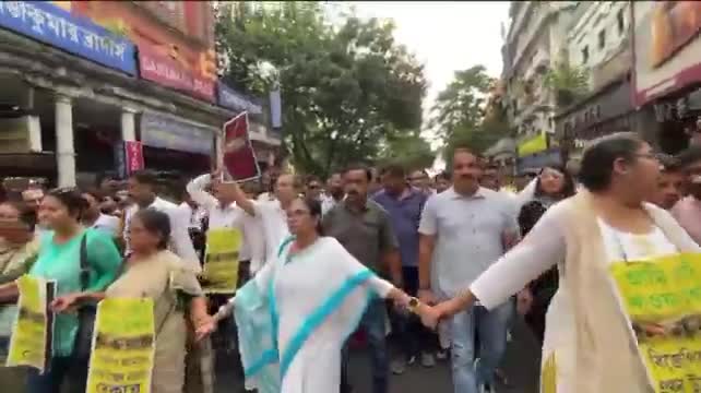 రోడ్డెక్కిన మాజీ CM మమతా బెనర్జీ!
