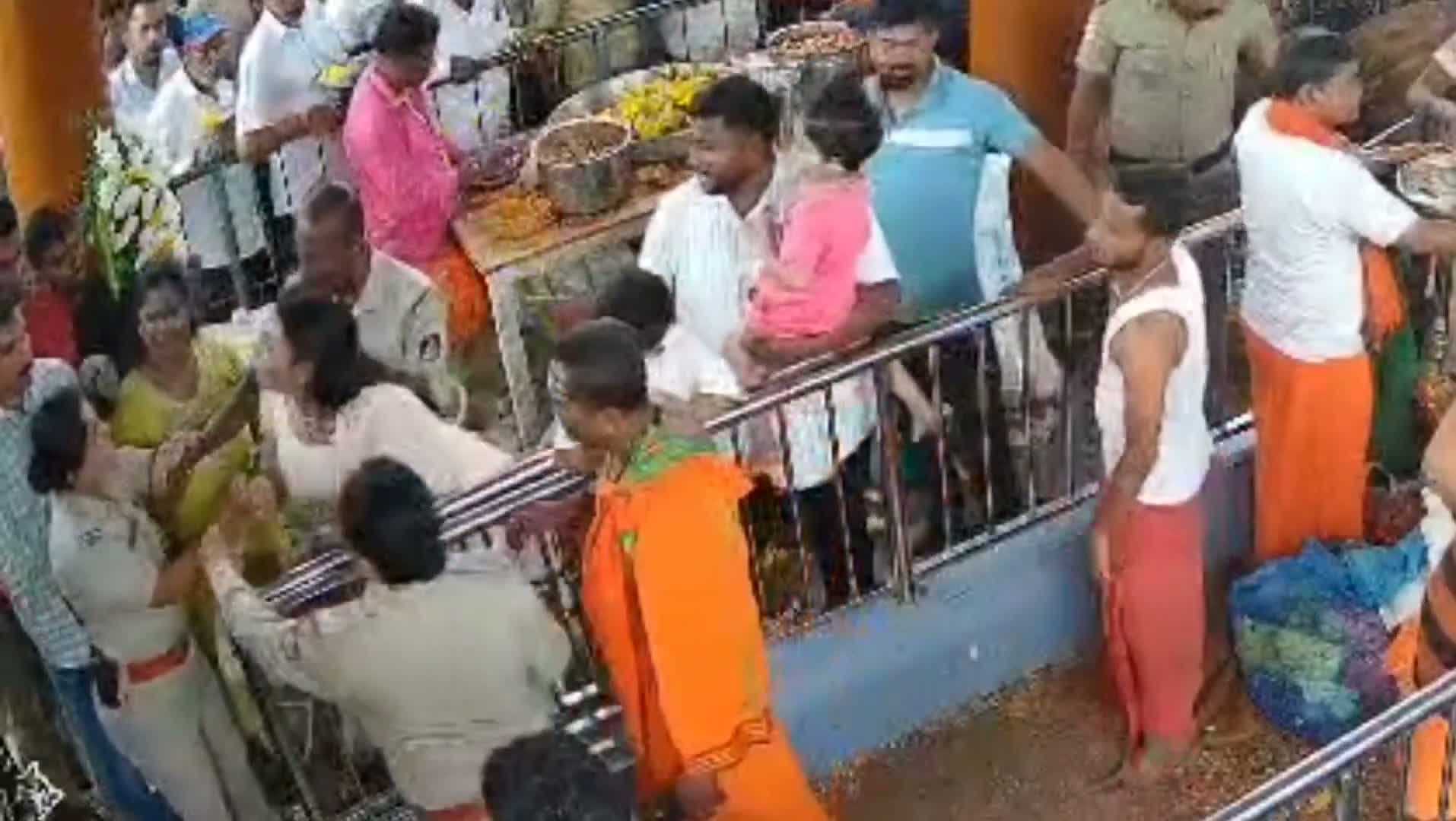 Dutyలో ఉన్న పోలీస్‌పై చేయిచేసుకున్న MLA కూతురు