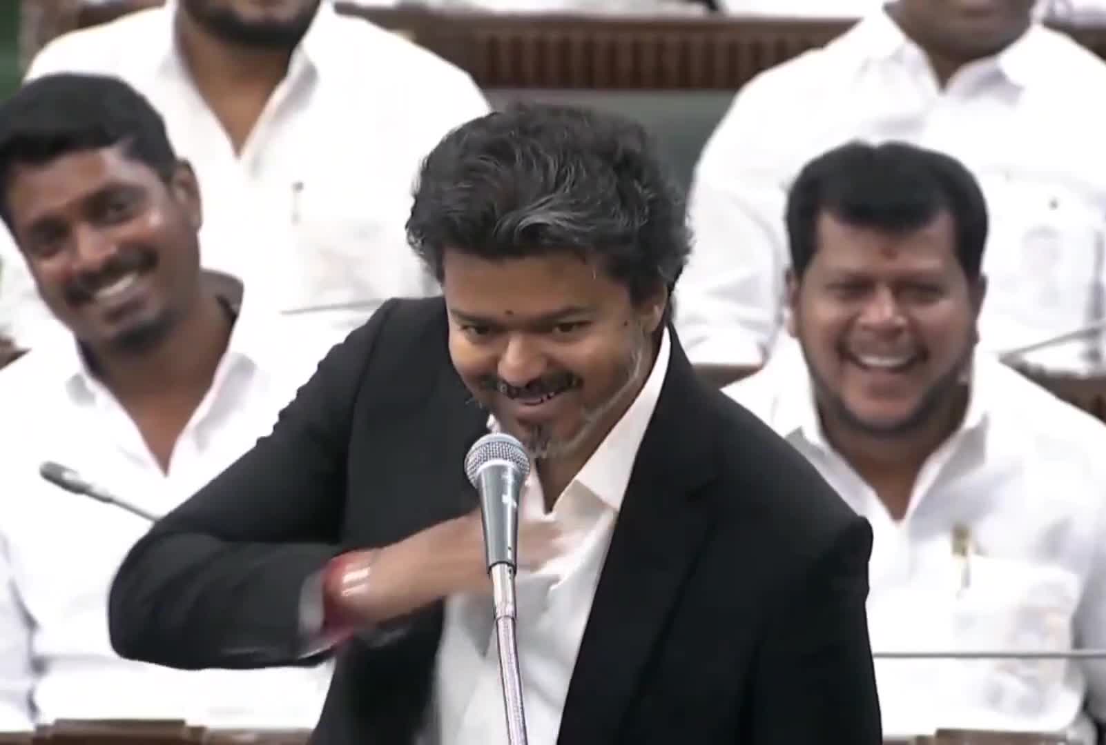 అసెంబ్లీలో స్టాలిన్‌ను ఇమిటేట్ చేసిన CM విజయ్! వీడియో వైరల్!