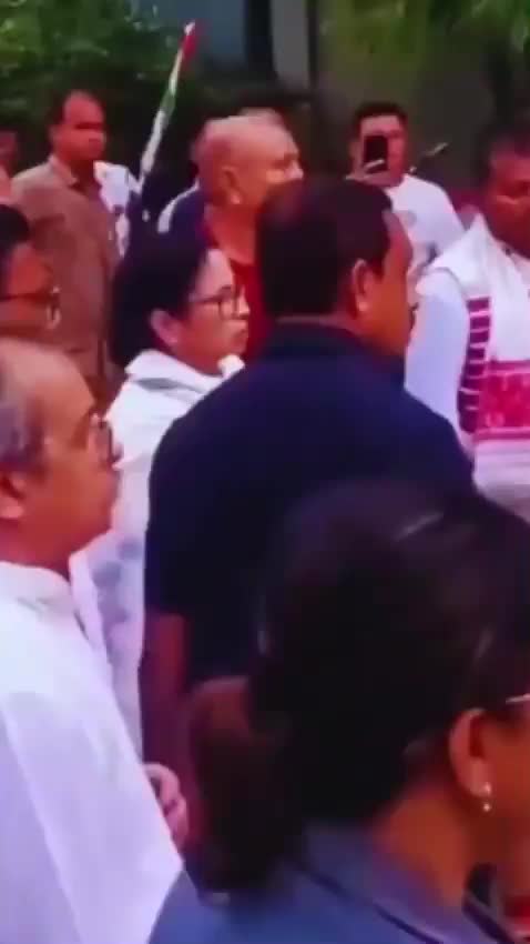 మమతా బెనర్జీని భయపెట్టిన అభిమాని.. అసలేం జరిగిందంటే?