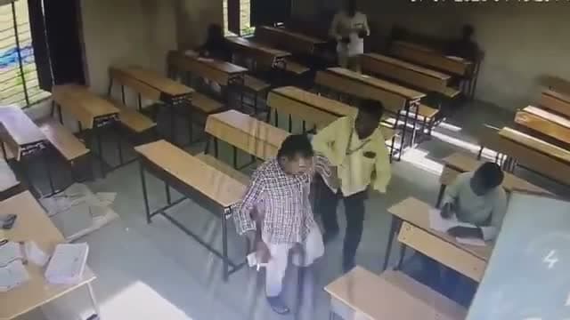 ప్రిన్సిపాల్‌పై దాడి చేసిన స్టూడెంట్‌!