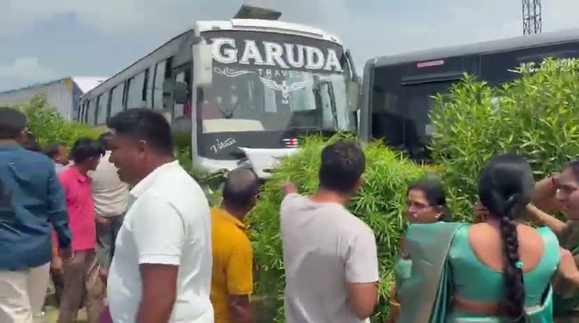 టైర్‌ పంచర్‌తో ఆగిన బస్సు.. క్షణాల్లో ఘోరం