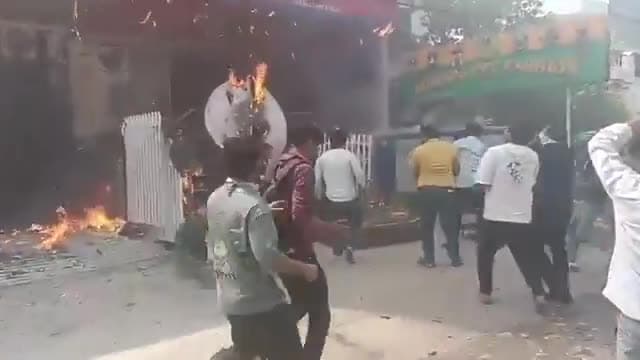 కోచింగ్ సెంటర్‌లో మంటలు.. బిల్డింగ్ పైనుంచి దూకేసిన స్టూడెంట్స్!