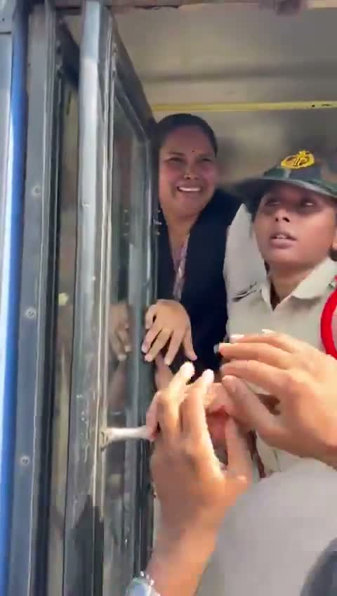ఉద్యోగుల నిరసనకు Lawyer రజినీ మద్దతు.. పోలీసుల యాక్షన్!
