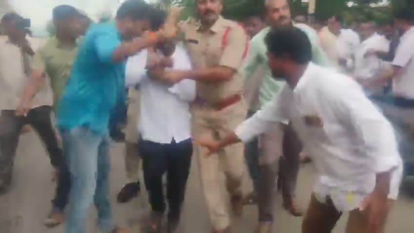 రావణ్ సపోర్టర్లపై గుడ్లతో దాడి చేసిన జనసేన కార్యకర్తలు!