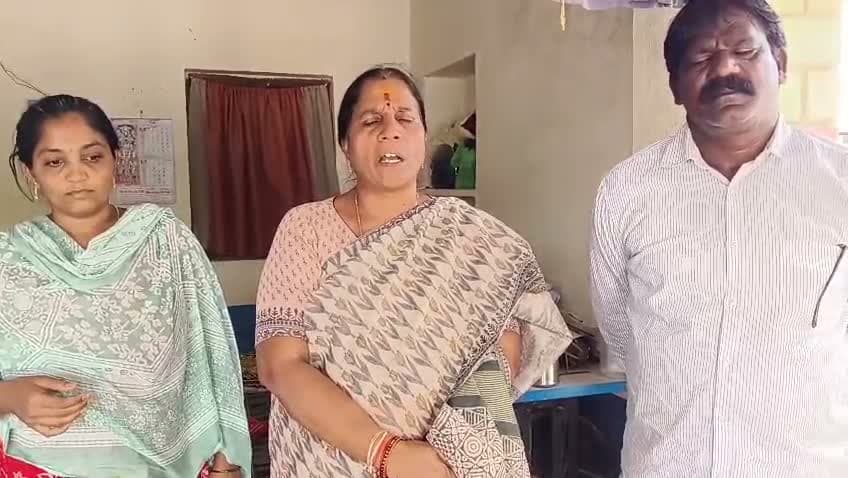 స్ట్రీట్ డాగ్స్‌తో టక్కర్.. 15 మంది కంగారు!