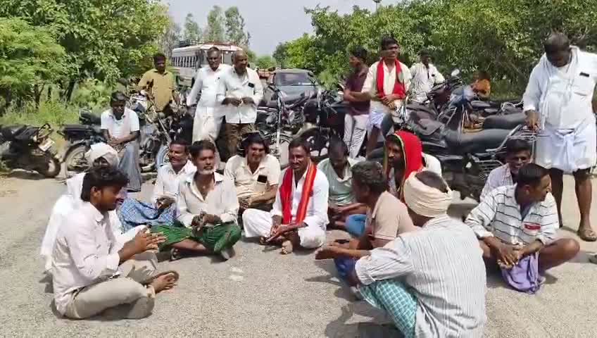 కరెంట్‌ కోసం రోడ్డెక్కిన రైతులు