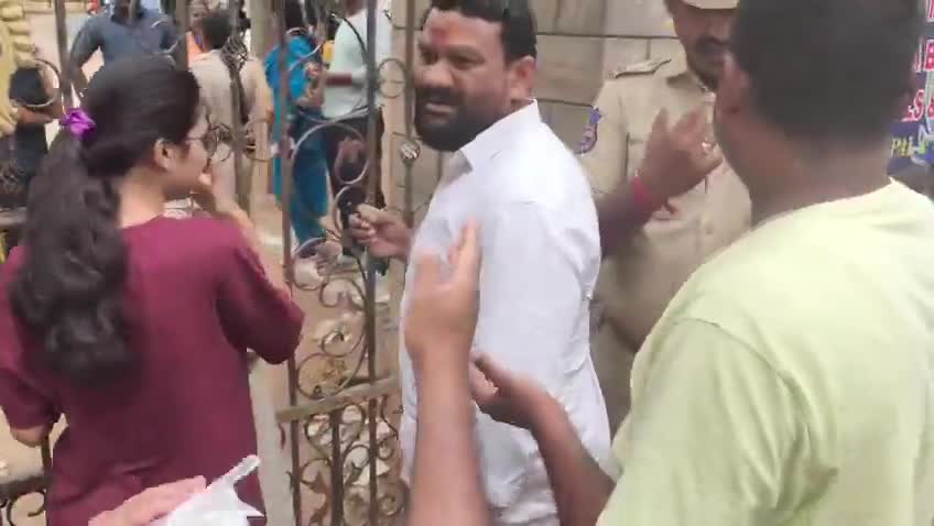 జస్ట్ 1 నిమిషం లేట్! కూతురు కోసం పోలీసుల కాళ్లు పట్టుకున్న తండ్రి!