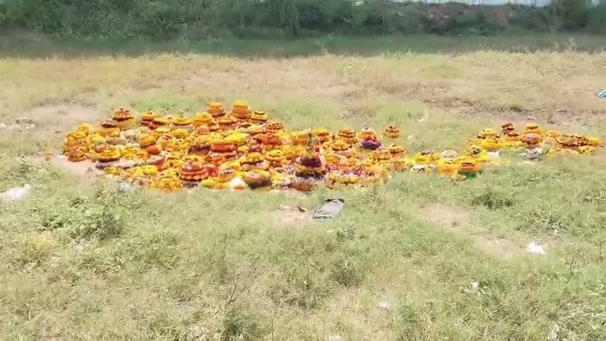 నీళ్లు లేక.. నేలపైనే బతుకమ్మ నిమజ్జనం