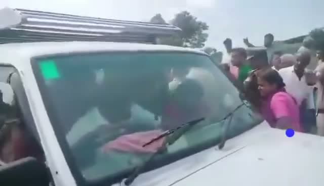 అధికారులపై చీపుర్లతో దాడి చేసిన రైతులు!