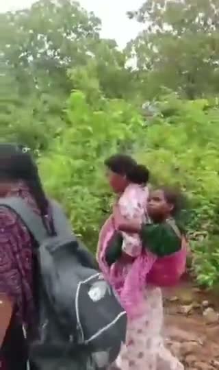చిన్నారి కోసం 6KM నడిచిన వార్డెన్