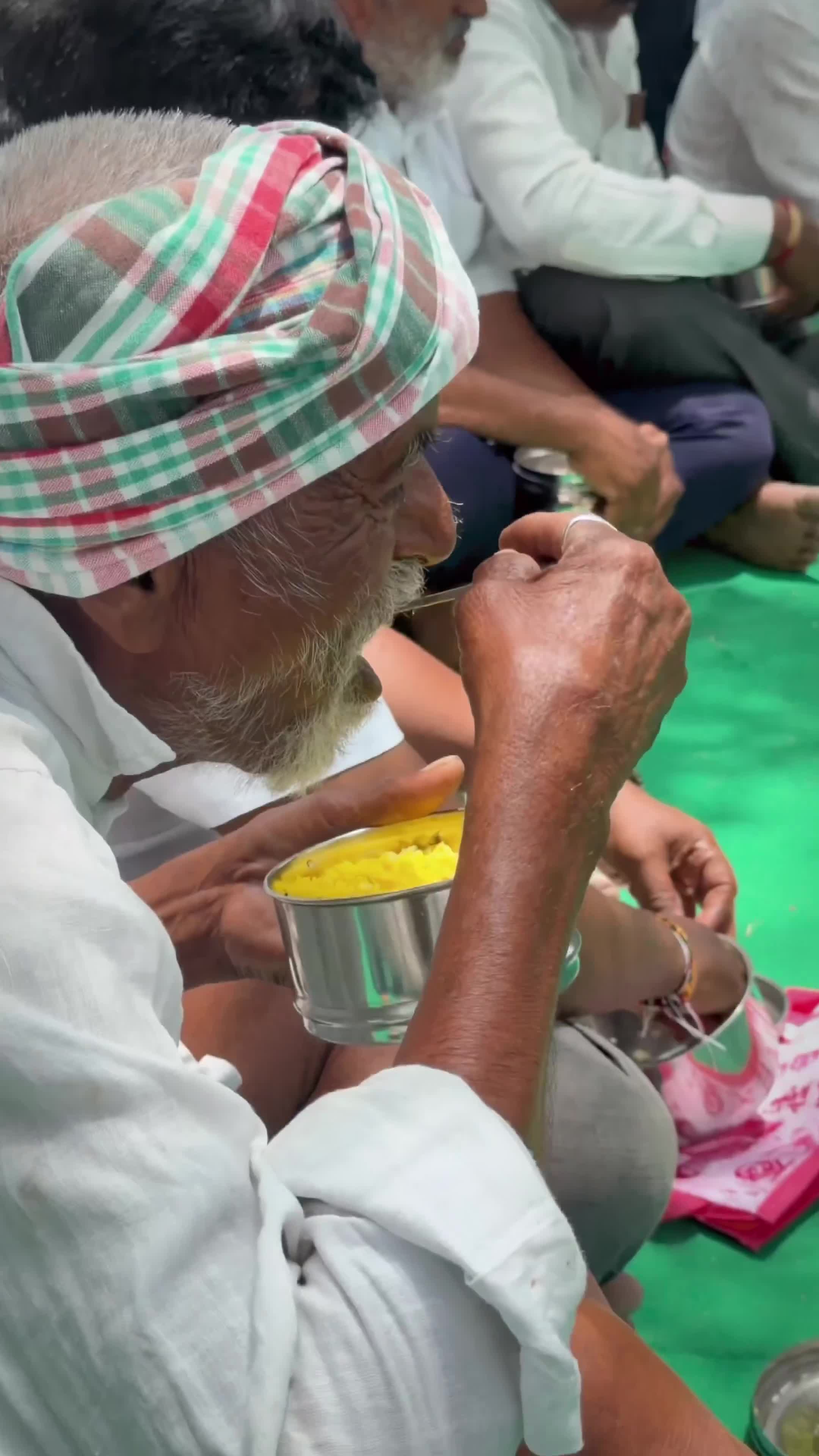 స్టూడెంట్స్ తో టిఫిన్ షేర్ చేసుకున్న బండి సంజయ్!