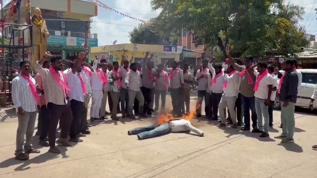 ఎమ్మెల్యే వీర్లపల్లి శంకర్ దిష్టిబొమ్మ దహనం