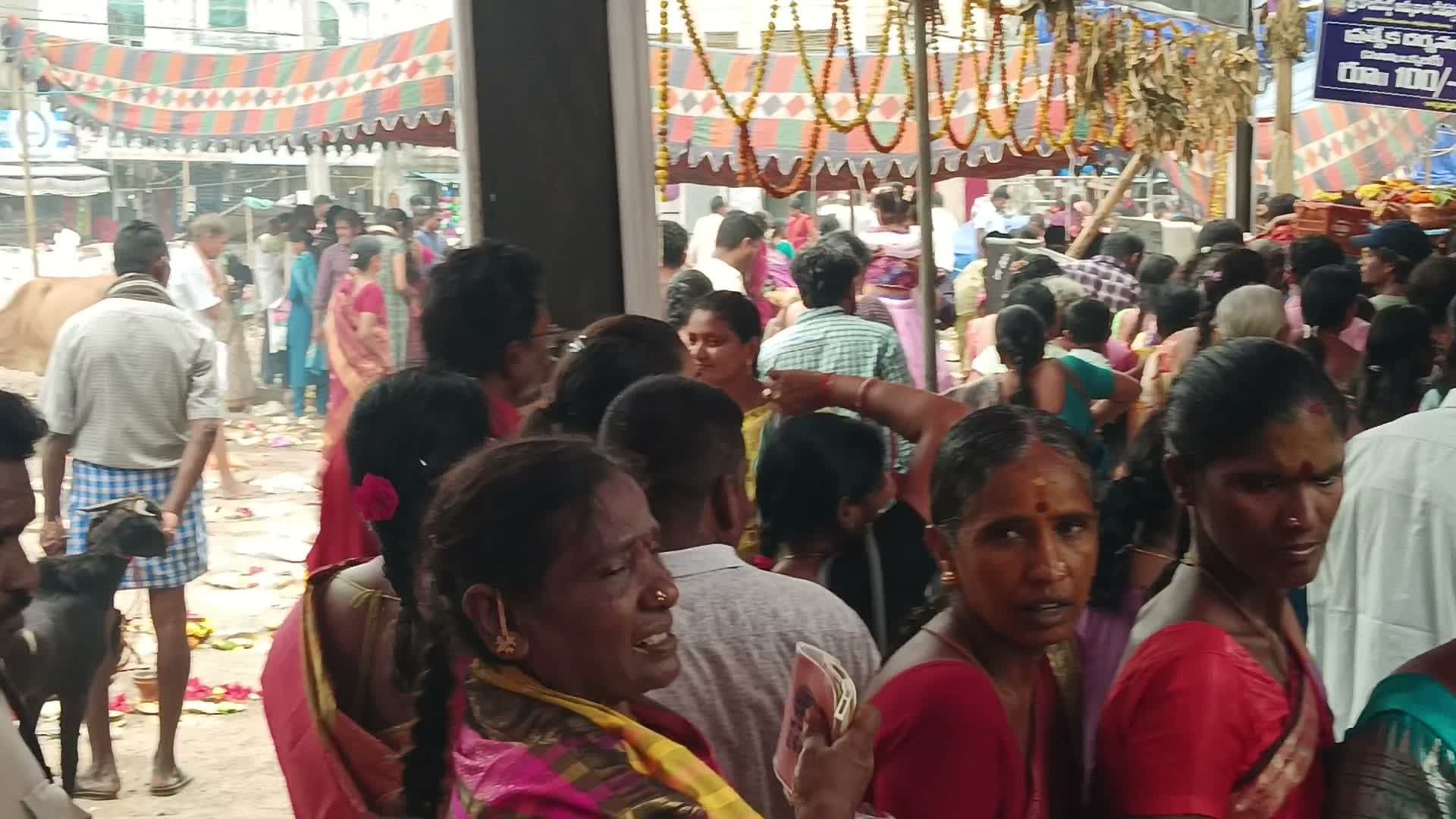 కోటదుర్గమ్మ ఆలయంలో టికెట్ల తనిఖీ ఏదీ?