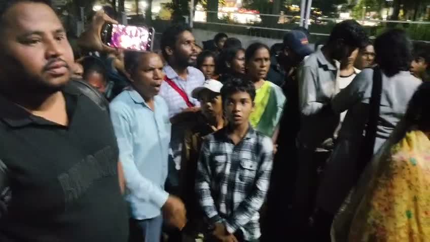 మారికవలస స్కూల్ రద్దు వద్దు...  2 రోజులుగా parents ఆందోళన