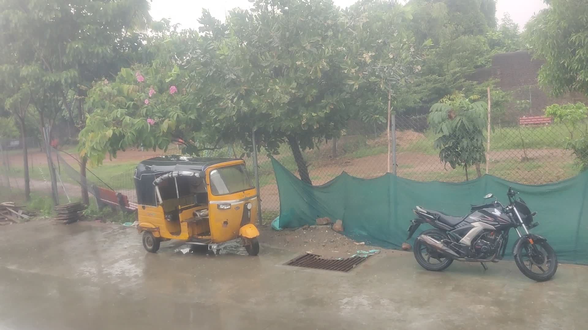 ఖమ్మంలో వాన దంచికొడుతోంది.. రాత్రికి అలర్ట్!