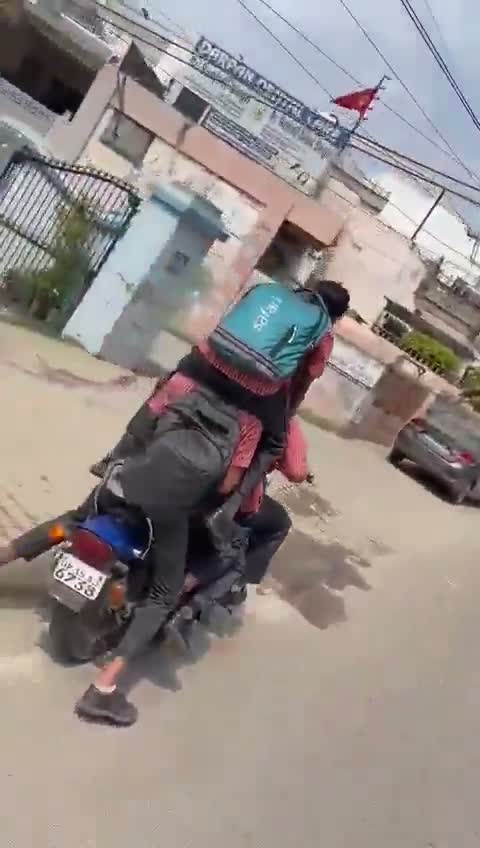 ఇదేం సరదా? ఒక్క బైక్‌పై ఆరుగురు విద్యార్థులు!