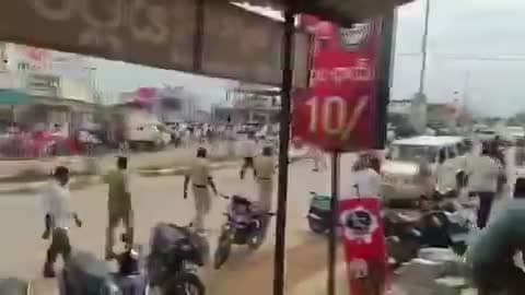 కాంగ్రెస్‌లో వర్గపోరు.. కర్రలు, రాళ్లతో దాడి