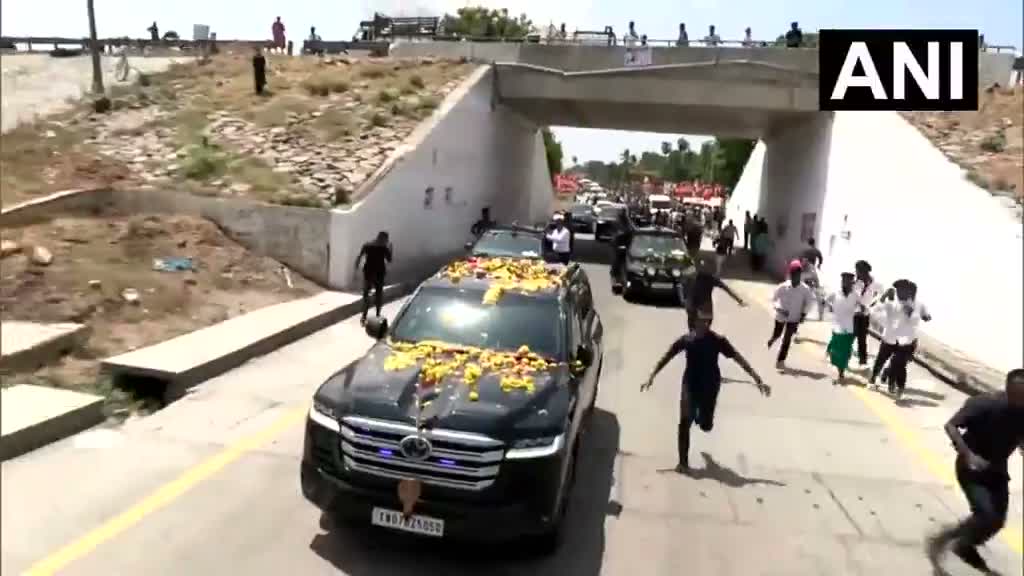 CM విజయ్ పైకి దూసుకొచ్చాడు