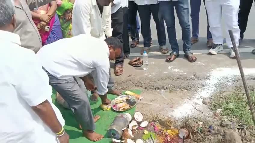 ఉండవల్లిలో సీసీ డ్రైన్ల పనులకు శంకుస్థాపన