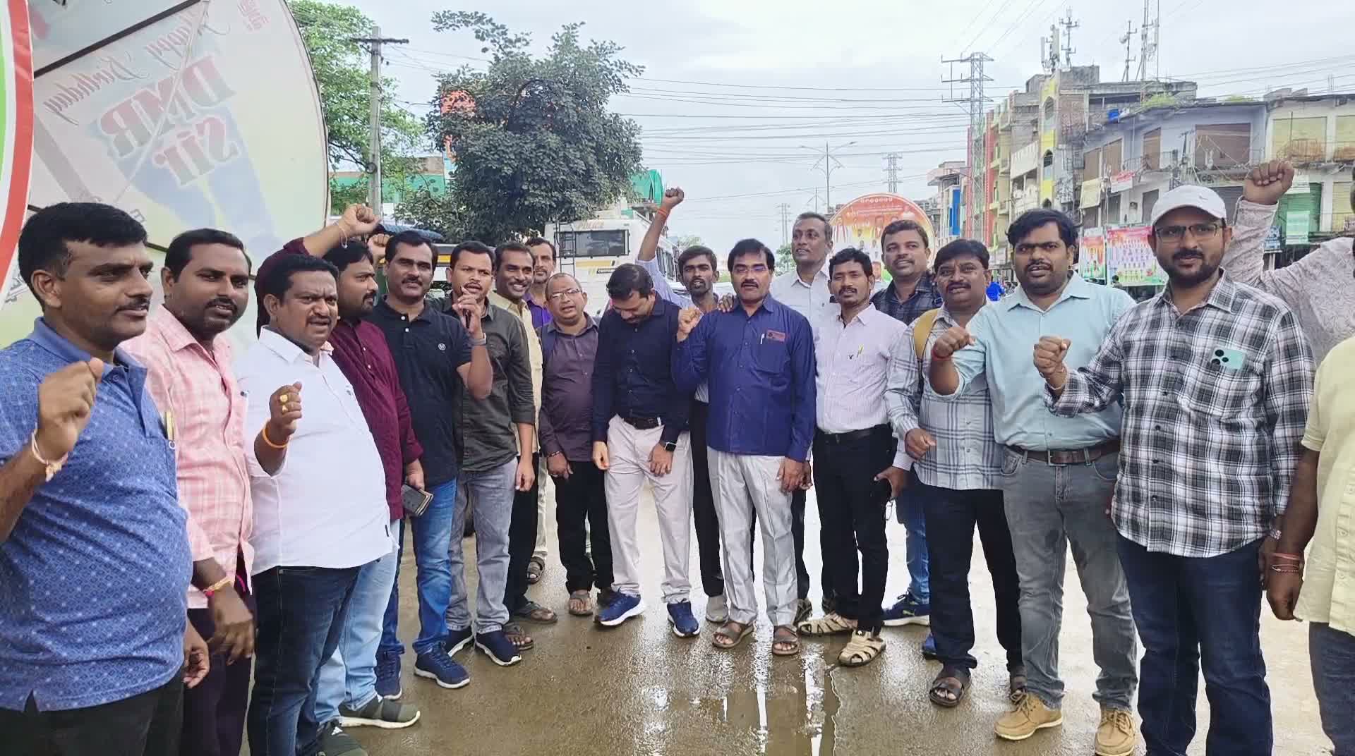 సీపీఎస్ కోసం ఉపాధ్యాయులు.. రోడ్డెక్కారు!