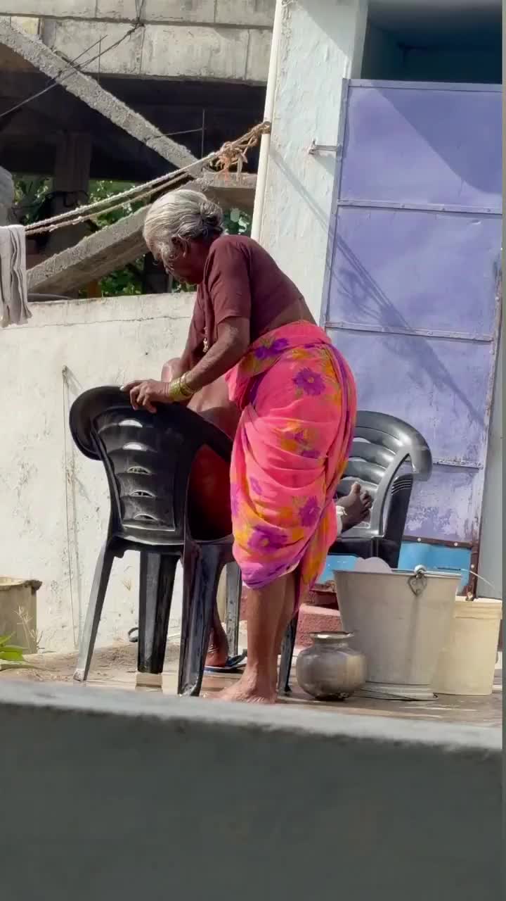 కష్టకాలంలో తోడుగా నిలబడి, మన సంతోషంలో వారు కూడా హృదయపూర్వకంగా ఆనందించేవారే నిజమైన ఆత్మీయులు. వయసు మీదపడినా మంచాన పడిన భర్తకు ఆ భార్య తల్లిలా  చేస్తున్న సేవకి భార్య భర్తల అనుబంధానికి అసలైన అర్ధం చెబుతుంది.