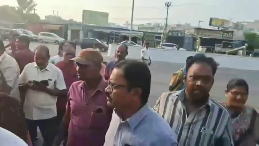 పోలీసుల కాళ్లు మొక్కిన ఆర్టీసీ కార్మికుడు !!