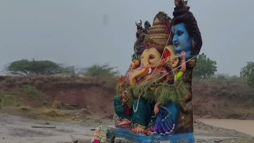 గణపతి నిమజ్జనం.. ఆ వెంటనే వర్షం ఎంట్రీ