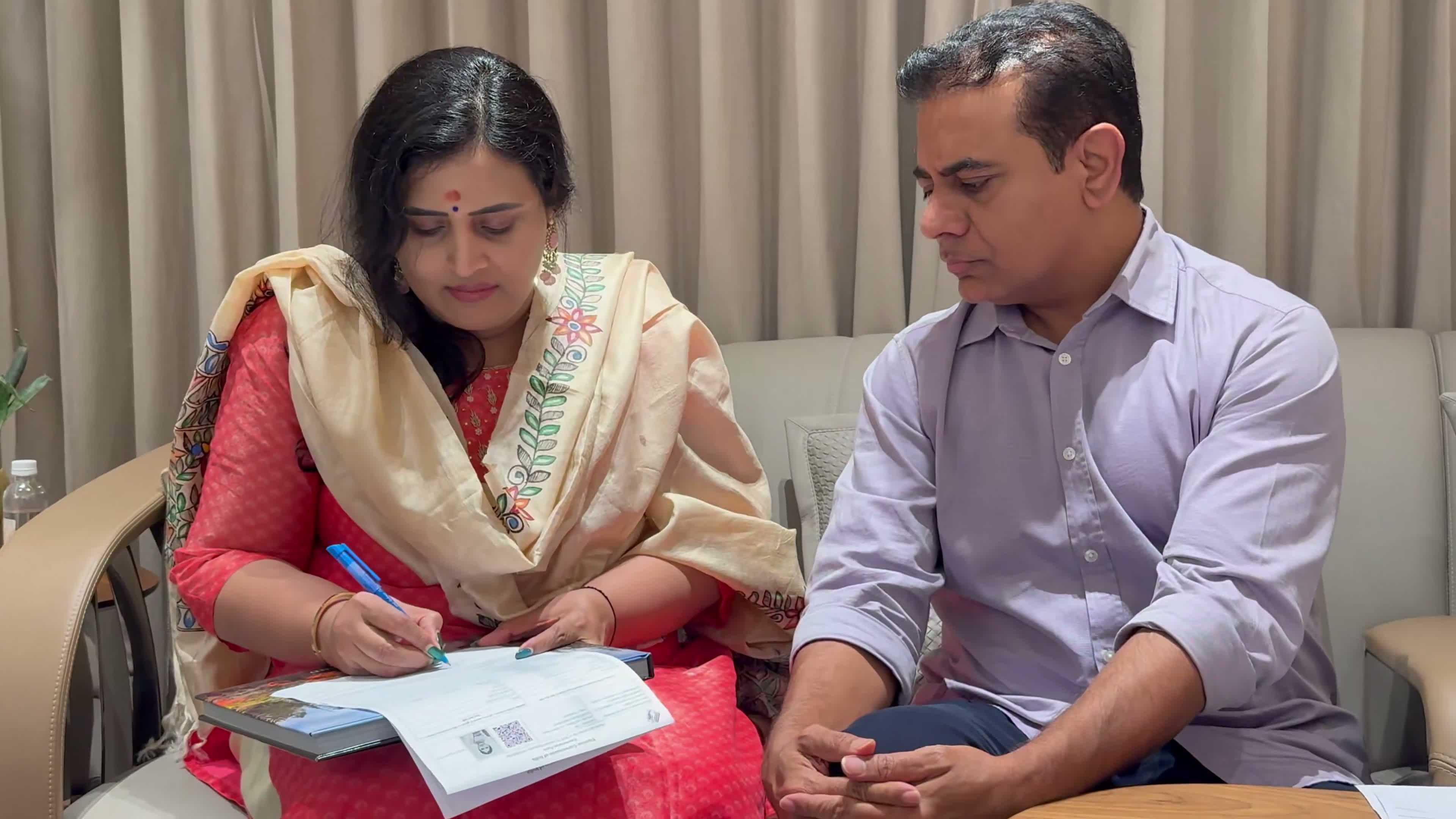 ఓటరు సవరణలో KTR.. ఫ్యామిలీతో కలిసి ఫామ్స్ సబ్మిట్!