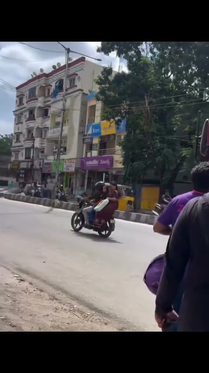 డెలివరీ బాయ్‌ని ఏడిపించిన పోలీసులు! 💔