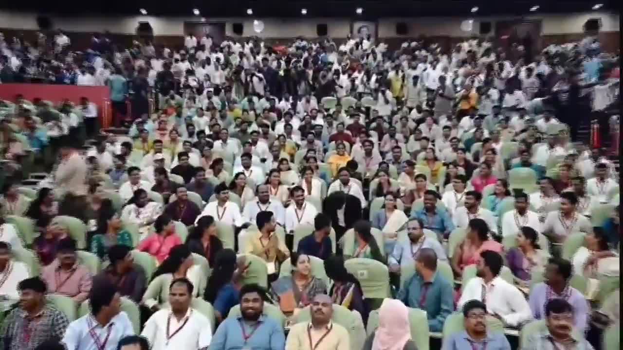 స్టూడెంట్స్‌తో CM విజయ్ రేర్ గ్రూప్ ఫోటో!