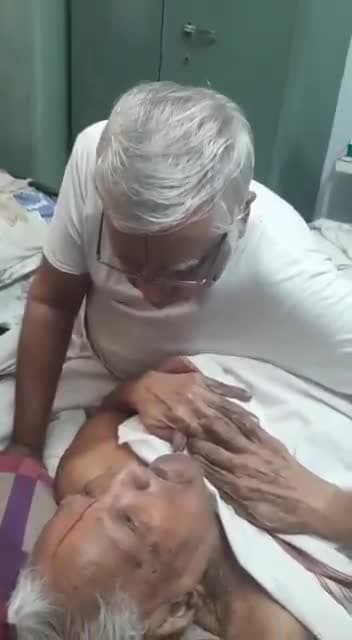 తండ్రి చివరి రోజుల్లో కుమారుడు పంచిన ప్రేమ అరుదైన సన్నివేశం 