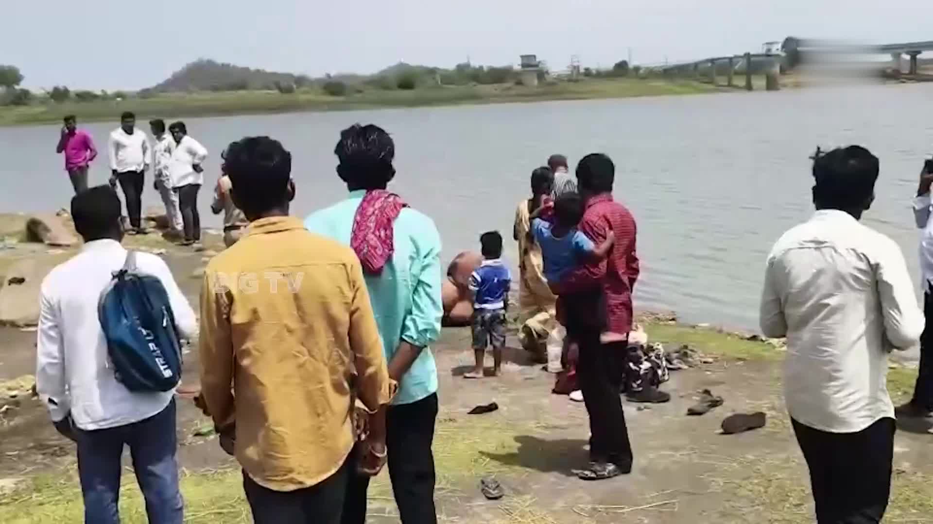 బాసర గోదావరిలో ముగ్గురు అన్నదమ్ముల గల్లంతు