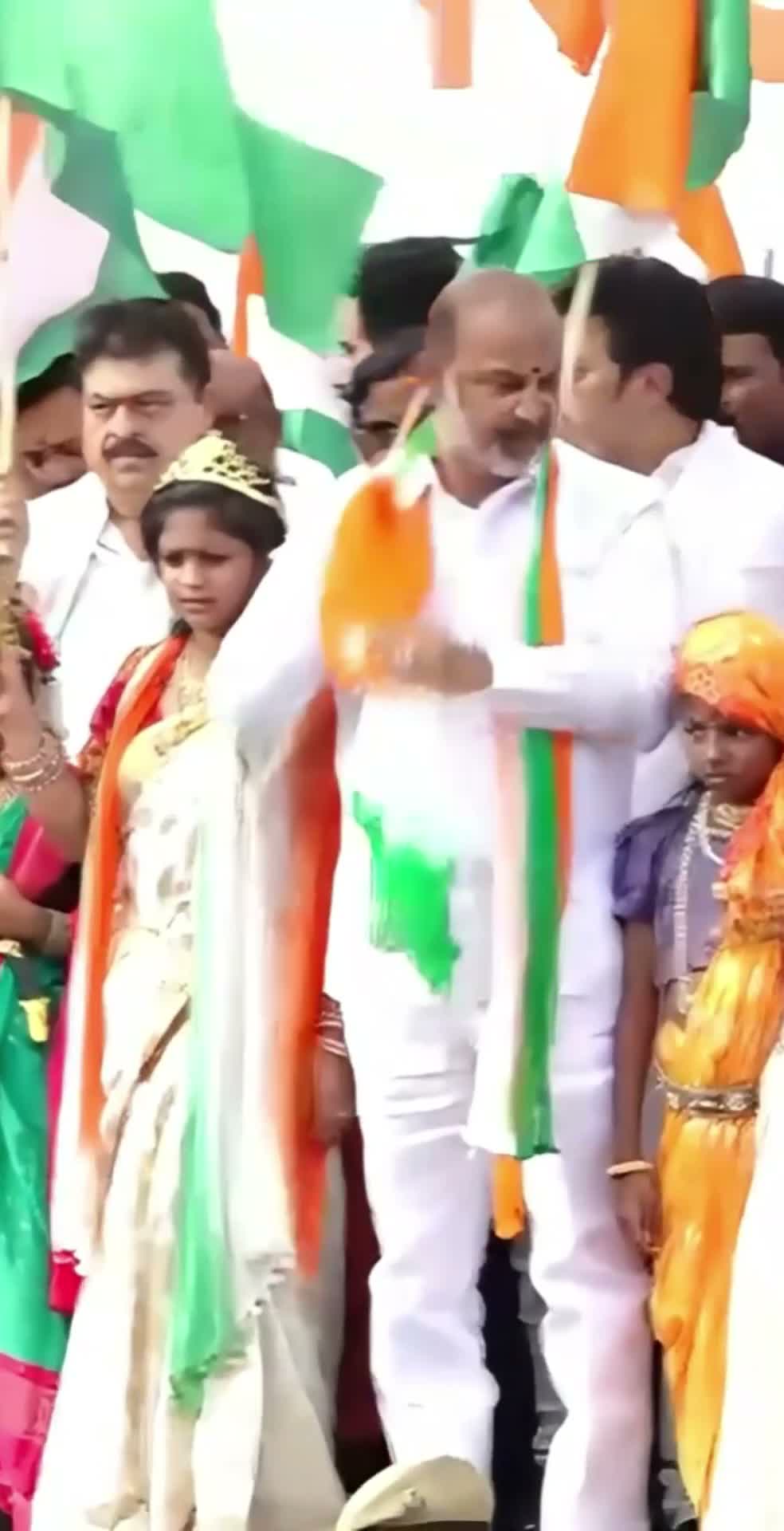జాతీయ జెండాతో ముఖం తుడుచుకున్న బండి సంజయ్?