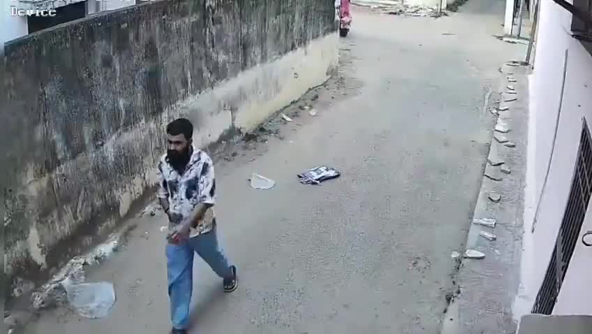రోడ్డుపై వెళ్తున్న గర్భిణిపై 'మానవ మృగం' దాడి!