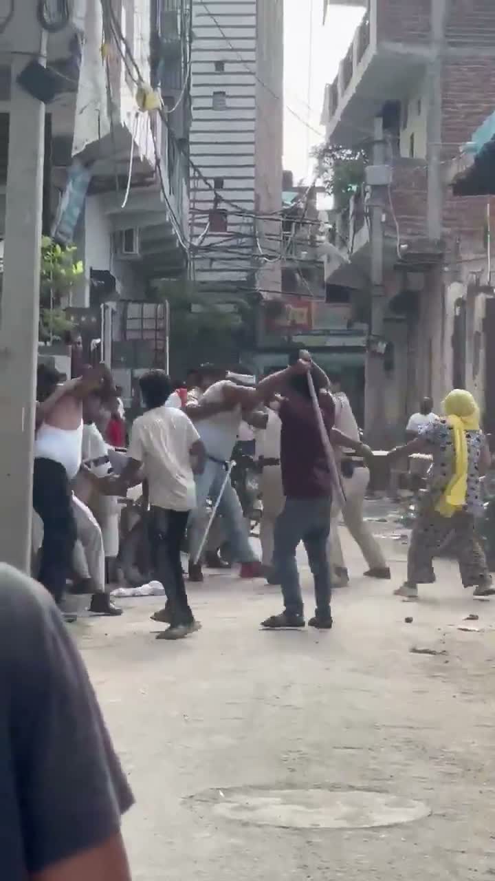 దిల్లీలో పోలీసులపై అటాక్.. కారం పొడి, ఇటుకలతో దాడి!