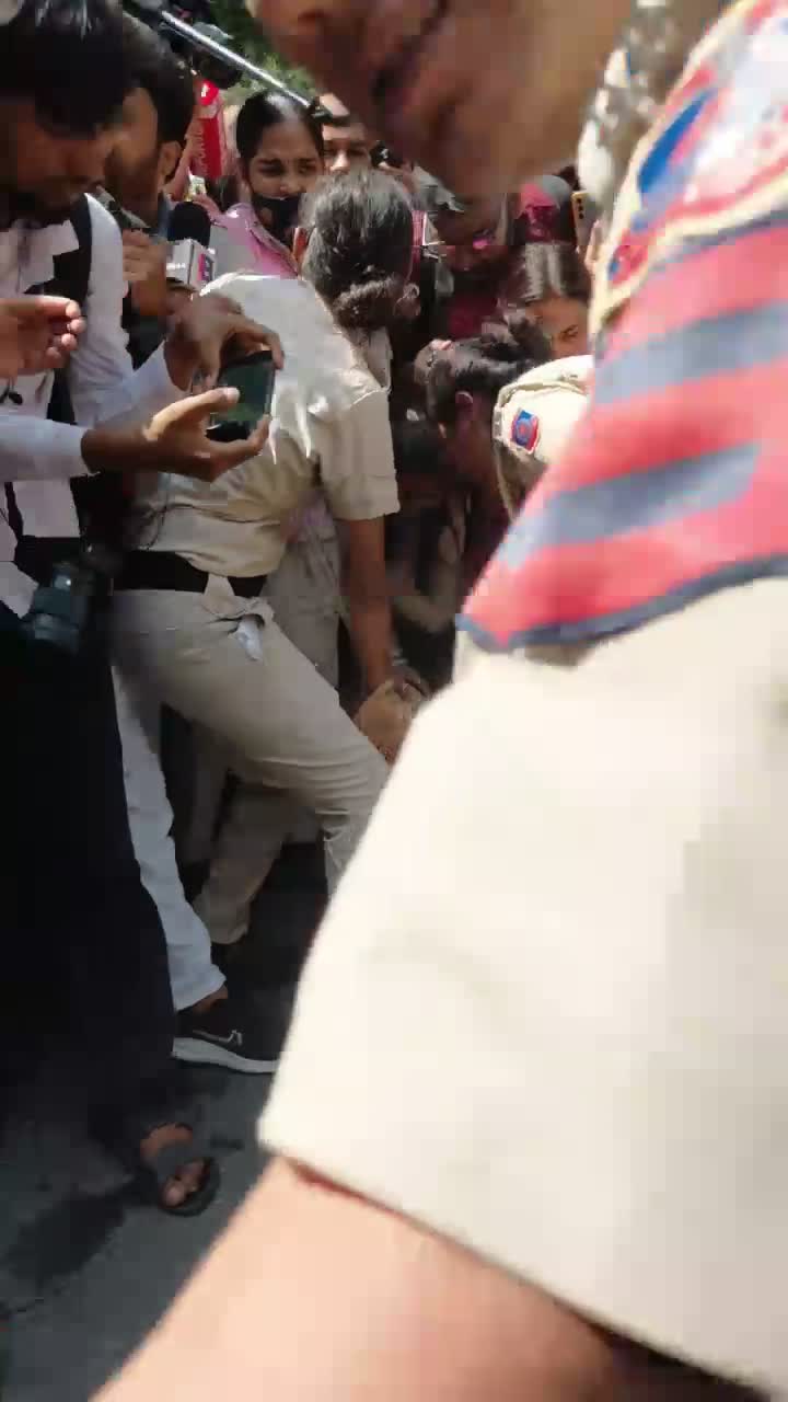 నేహా బోరాను ఈడ్చుకుపోయిన పోలీసులు