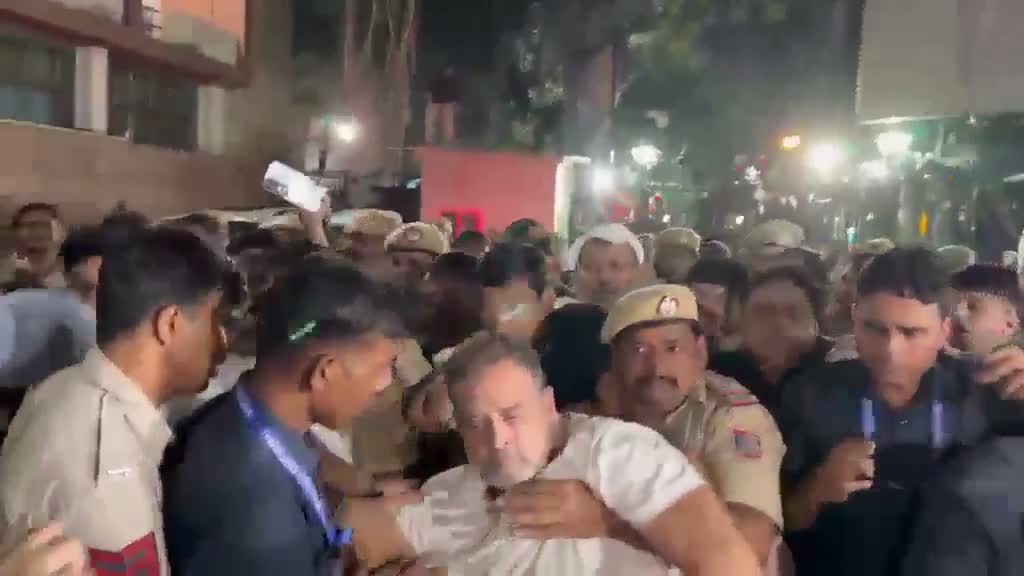 ఢిల్లీలో ఉద్రిక్తత.. పోలీసుల అదుపులో రాహుల్, ప్రియాంక