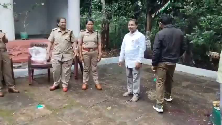 జెండా ఎగరేసి.. సినిమా పాటలకు చిందులు