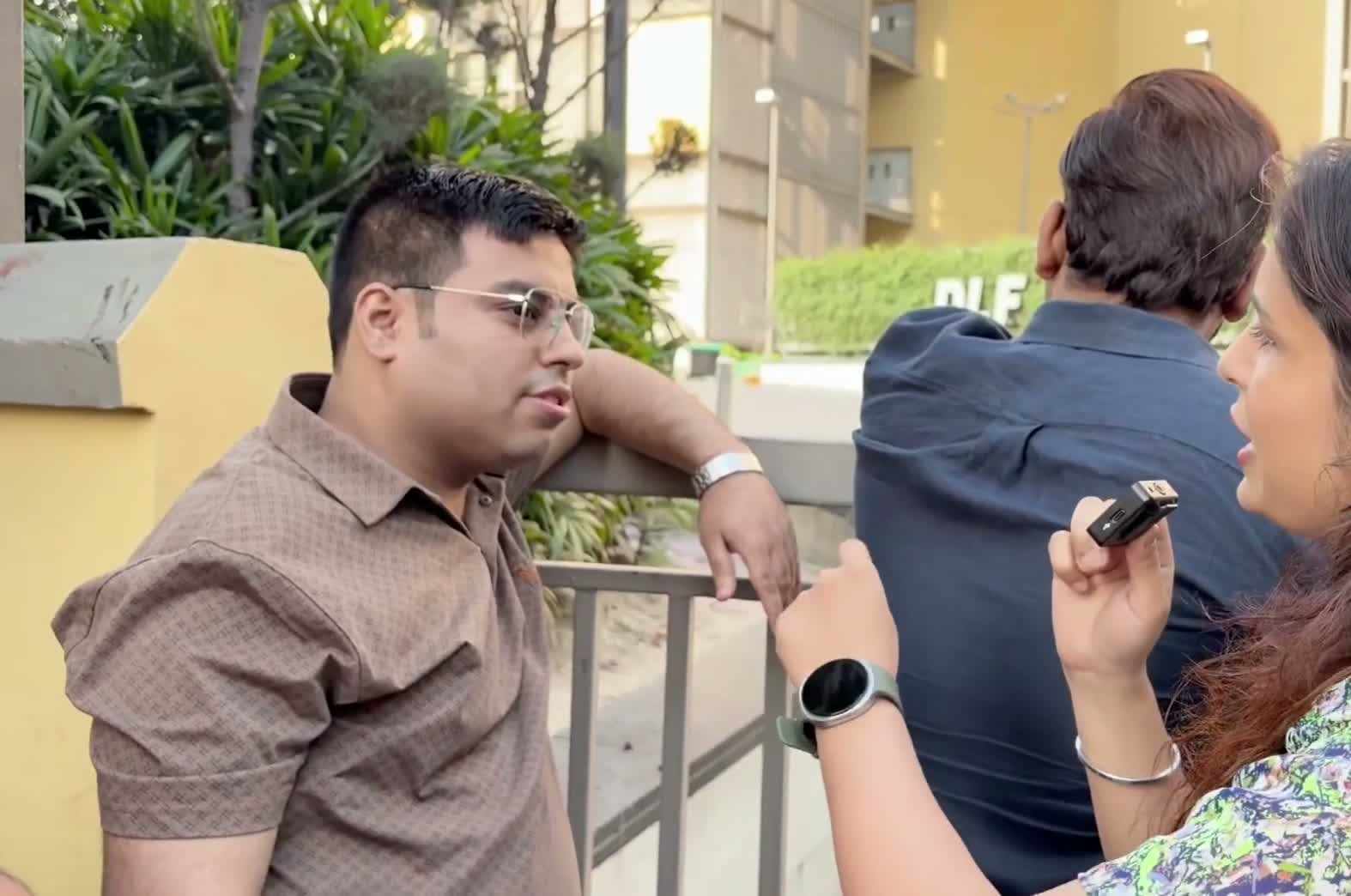 iPhone 18 Pro Max కోసం నగలు అమ్మేశాడు