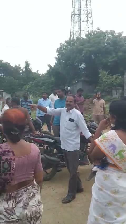 రోడ్డు కోసం గ్రామస్థుల ఆందోళన