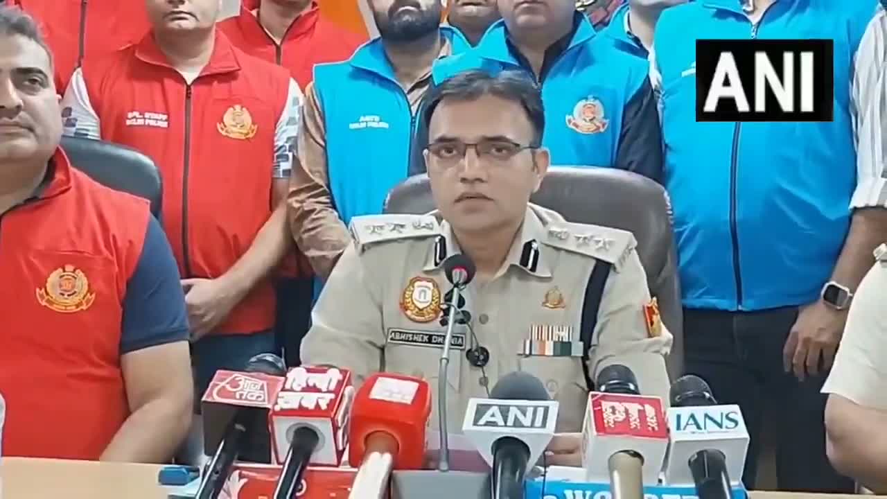 గ్యాంగ్‌స్టర్ల కోసమే పోలీసులు: అభిజీత్ దీప్కే
