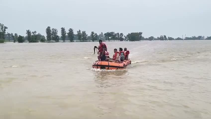 కోమరి గ్రామానికి ఒకటే దారి.. బోటు!