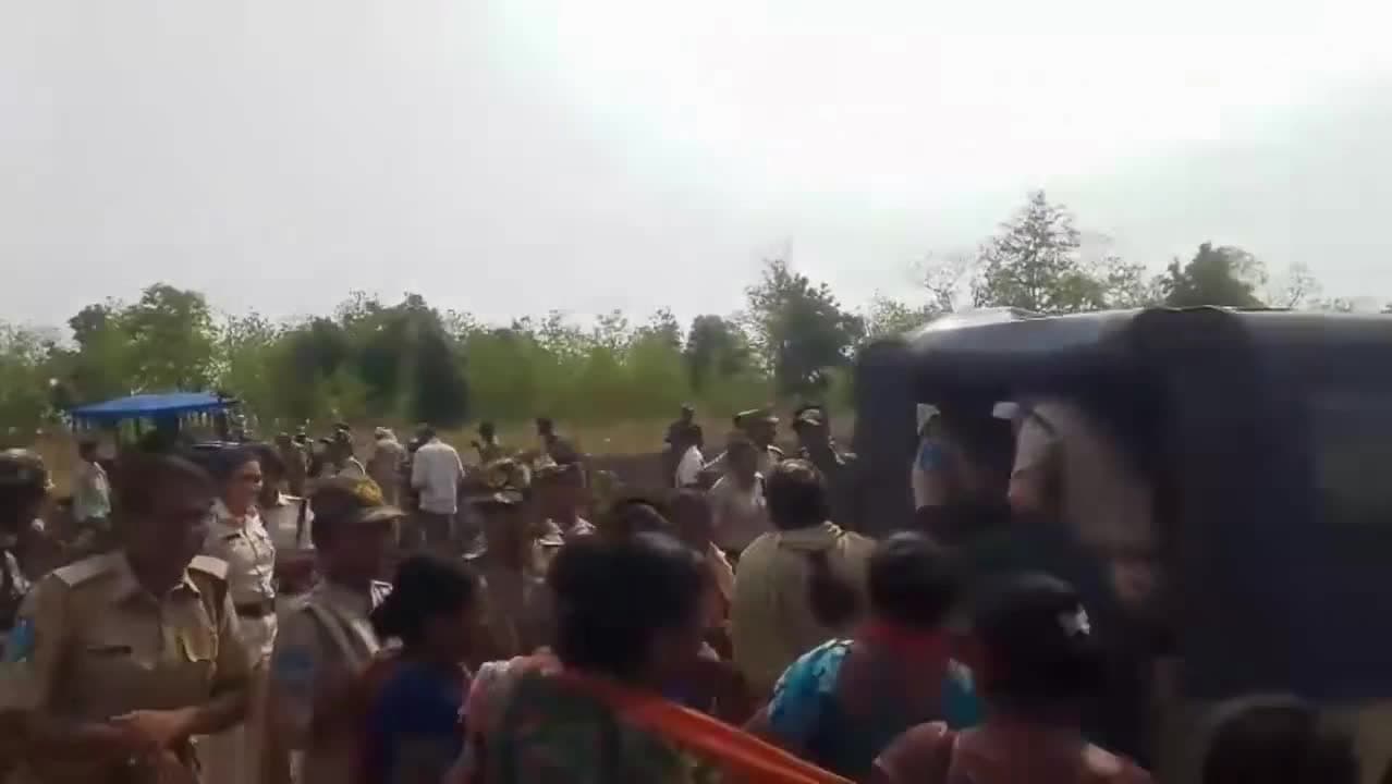 ‘మీ కాళ్లు మొక్కుతా..,భూముల జోలికి రాకండి’