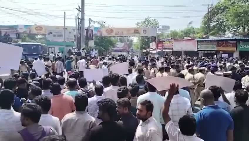 విజయవాడ ధర్నా చౌక్ వద్ద టెన్షన్ టెన్షన్